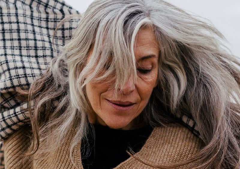 Ältere Frau mit grauen Haaren