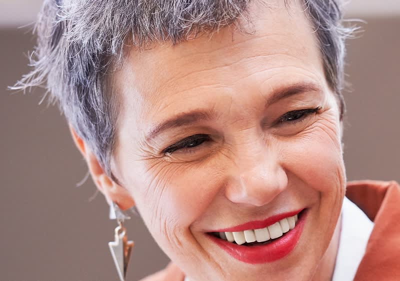 Ältere Frau mit Stirnfalten