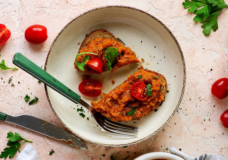 Tomatenbrot mit frischen Kräutern und Kirschtomaten auf Teller