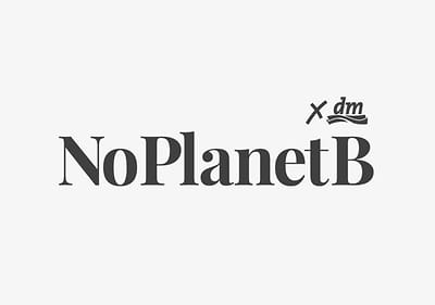 Das Logo von dm mit dem Text „NoPlanetB“