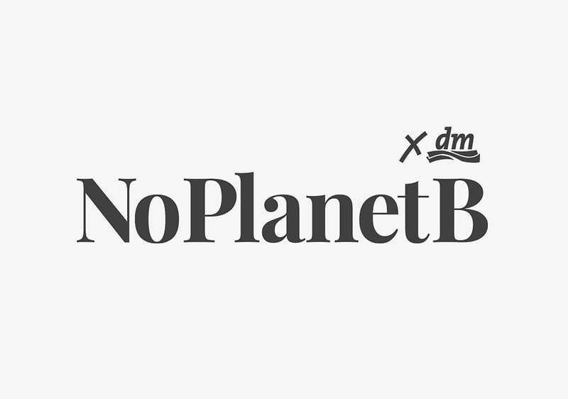 Das Logo von dm mit dem Text „NoPlanetB“