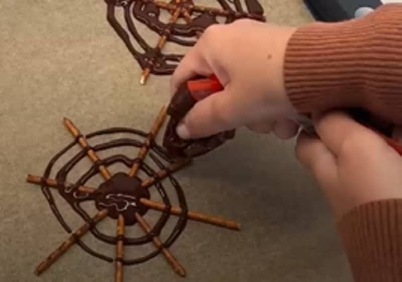 Halloween Schoko-Spinnennetz machen