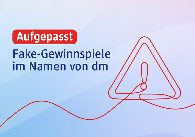 Roter Hinweisbutton „Aufgepasst“, daneben blauer Text „Fake-Gewinnspiele im Namen von dm“, rechts rotes Dreieck-Warnsymbol mit Ausrufezeichen auf hellblau-lila Verlaufshintergrund