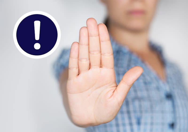Mann macht Stoppzeichen mit Hand