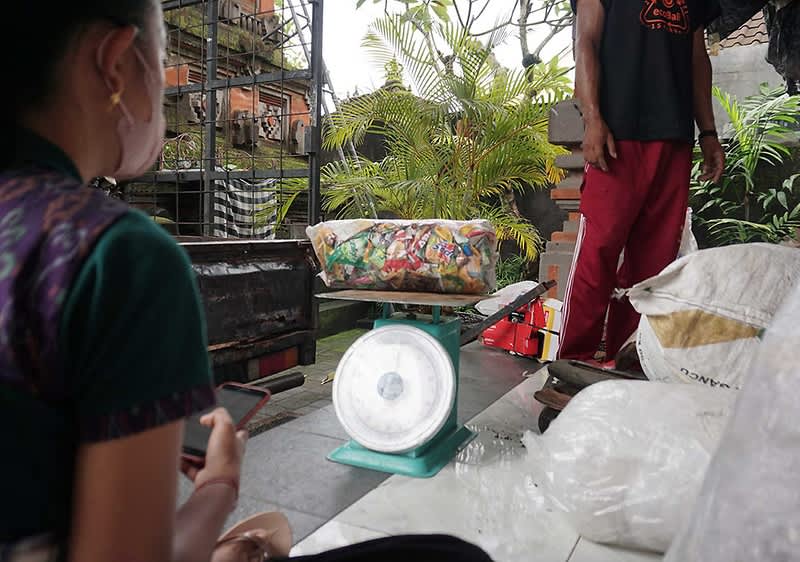 Personen wiegen recycelbare Materialien