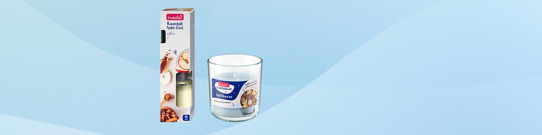 Raumduft Apfel Zimt und Duftkerze im Glas auf blauem Hintergrund