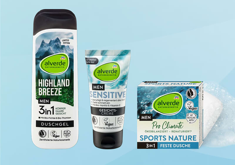 Drei Alverde MEN Produkte: Duschgel „Highland Breeze“, Gesichtscreme „Sensitive“ und feste Dusche „Sports Nature“ mit grünen und blauen Verpackungen