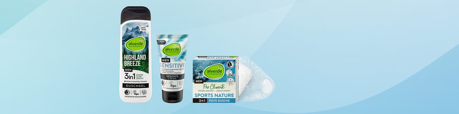Drei Alverde MEN Produkte: Duschgel „Highland Breeze“, Gesichtscreme „Sensitive“ und feste Dusche „Sports Nature“ mit grünen und blauen Verpackungen