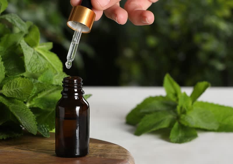 Pfefferminzöl in kleiner Falsche