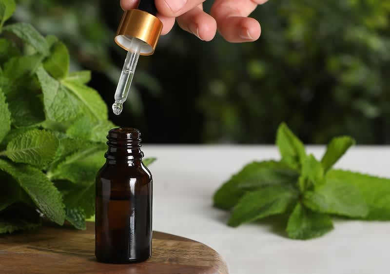 Pfefferminzöl in kleiner Flasche