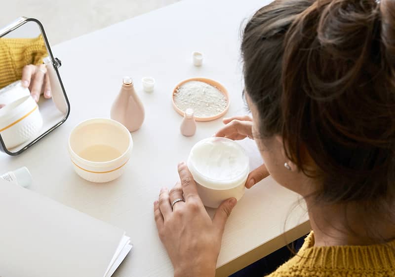 Frau beim feste Bodylotion selber machen