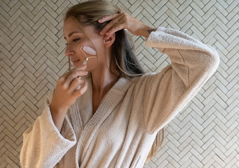 Frau bei einer Gua Sha Massage im Bademantel