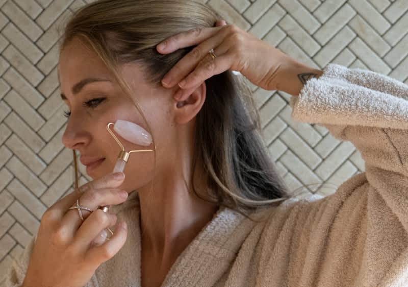 Frau bei einer Gua Sha Massage im Bademantel