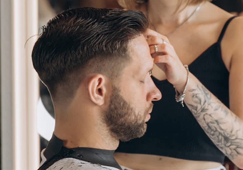 Mann mit French Crop Frisur bei der Friseurin