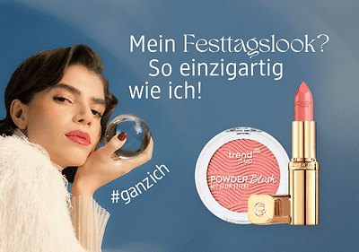 Eine Frau hält eine gläserne Kugel, daneben ein roter Lippenstift und ein rosafarbener Blush mit der Aufschrift „trend it up POWDER Blush“ auf blauem Hintergrund, darüber der Text „Mein Festtagslook? So einzigartig wie ich!“ und darunter „#ganzich“