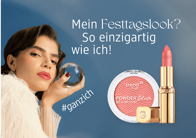 Eine Frau hält eine gläserne Kugel, daneben ein rosa Lippenstift und ein runder Blush mit der Aufschrift „trend it up POWDER Blush“ auf blauem Hintergrund, darüber der Text „Mein Festtagslook? So einzigartig wie ich!“ und darunter „#ganzich“
