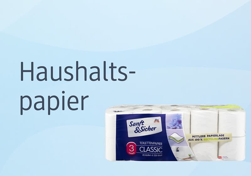 Verpacktes Toilettenpapier der Marke „Sanft & Sicher Classic“ mit Aufschrift „3-lagig“ und Hinweis „mittlere Papierlage aus 100% Recyclingfasern“ neben dem Text „Haushaltspapier“