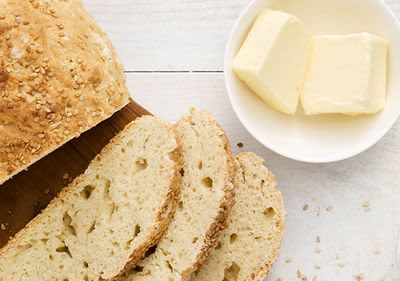 Brot auf Brett und Butter 