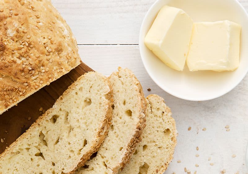 Brot auf Brett und Butter