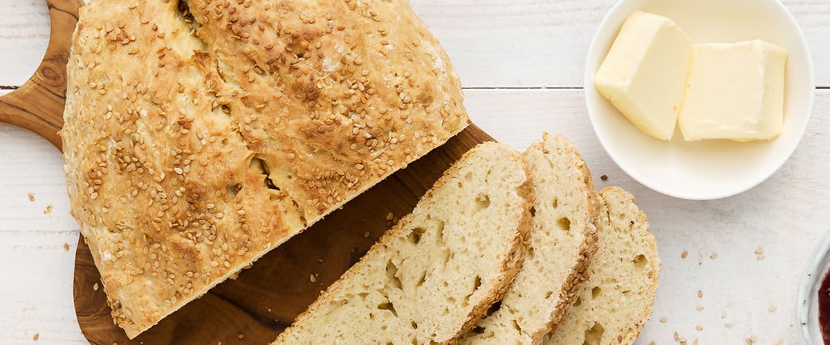 Brot auf Brett und Butter 