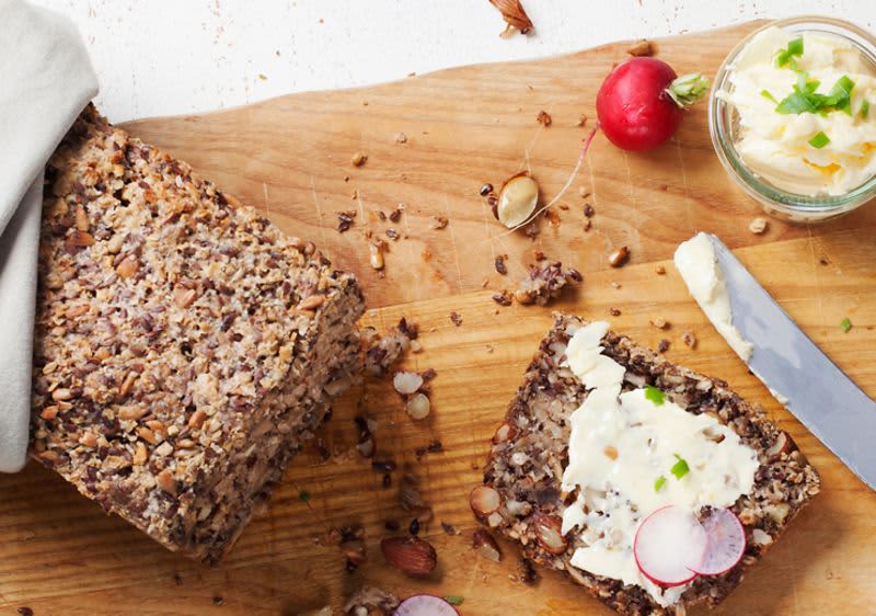 Bort mit Körner auf Brett mit Butter 