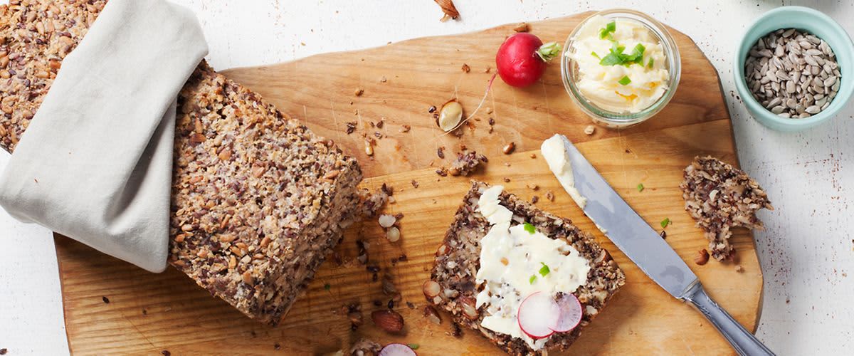 Bort mit Körner auf Brett mit Butter 