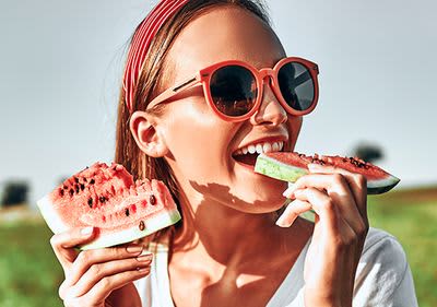 Frau isst Wassermelone