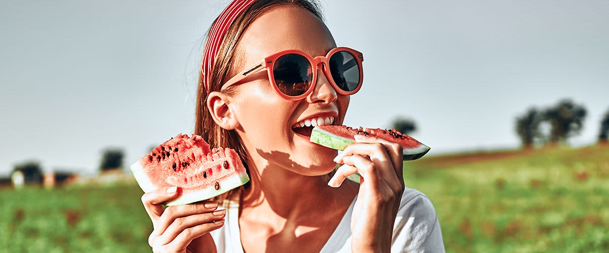 Frau isst Wassermelone