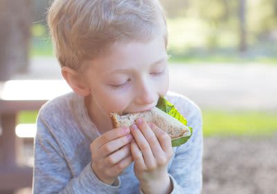 Junge isst ein Sandwich