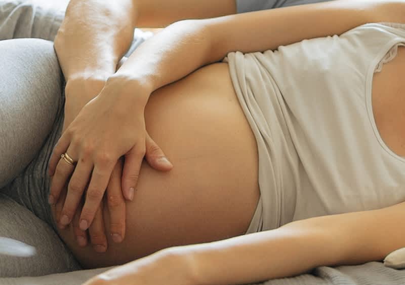 Schwangere Frau mit Partner