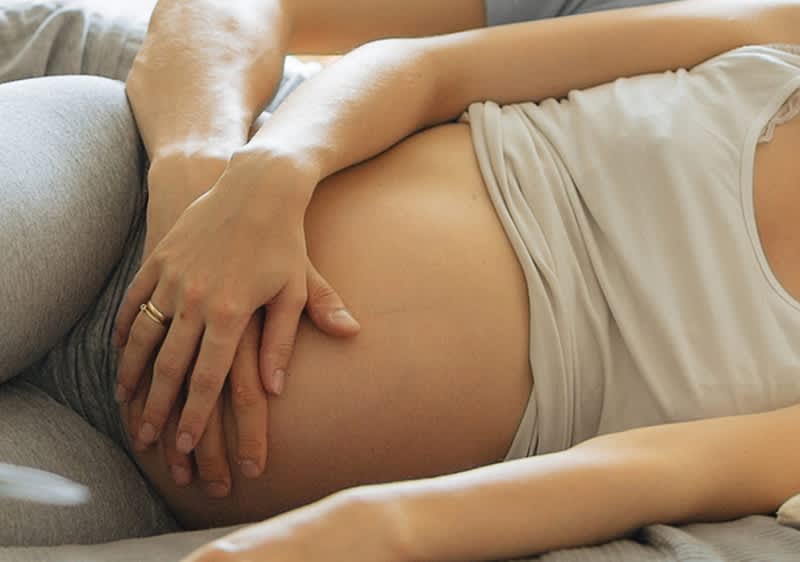 Schwangere Frau mit Partner