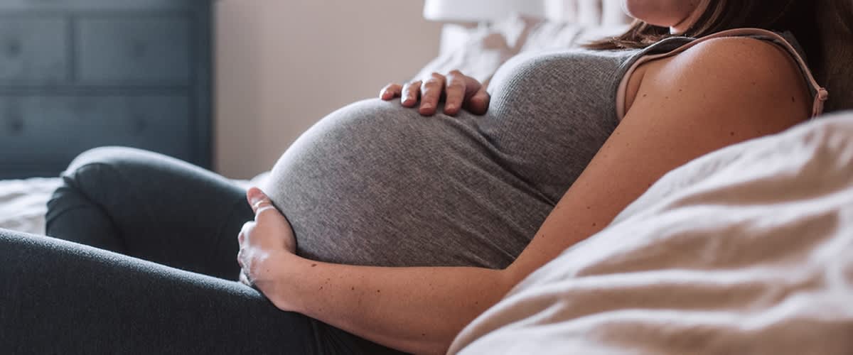 Frau hält Babybauch