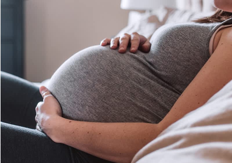 Frau hält Babybauch