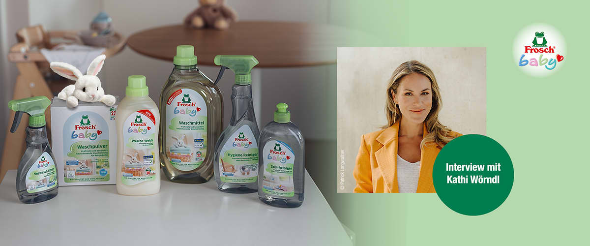 Vier Frosch Baby Reinigungsflaschen unterschiedlicher Größe und Formen auf weißer Oberfläche links, rechts Teil eines Porträtfotos einer Frau in orangefarbener Jacke mit grünem Kreis und Textüberlagerung sichtbar