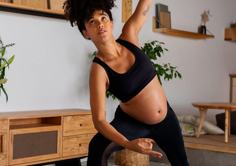 Schwangere Frau beim Yoga