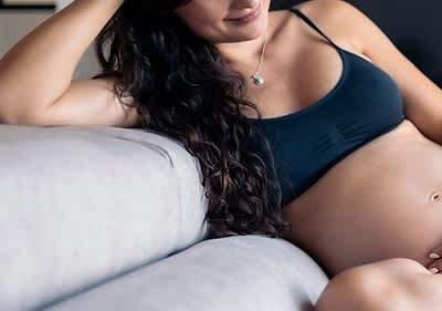 Schwangere Frau auf Sofa