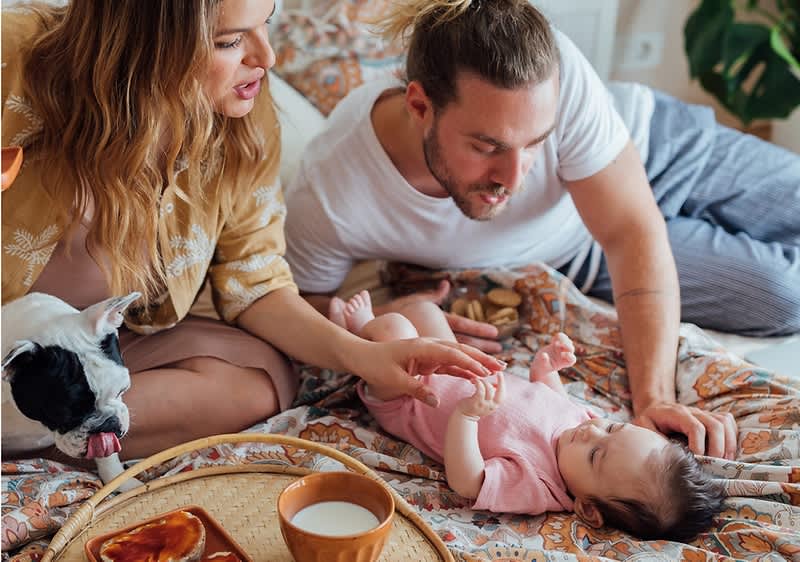 Mutter und Vater spielen mit Baby