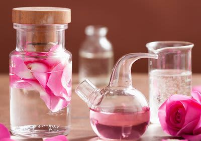 duftende Rosen in Flakons