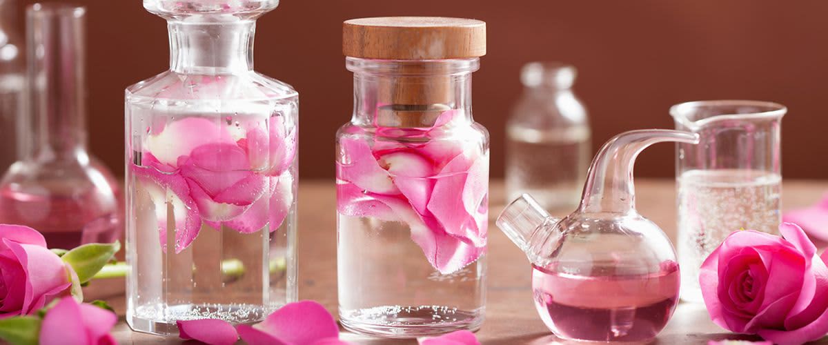 duftende Rosen in Flakons