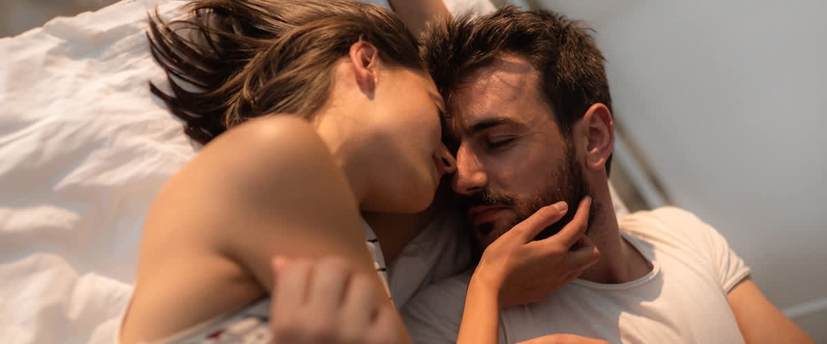 Paar verliebt im Bett