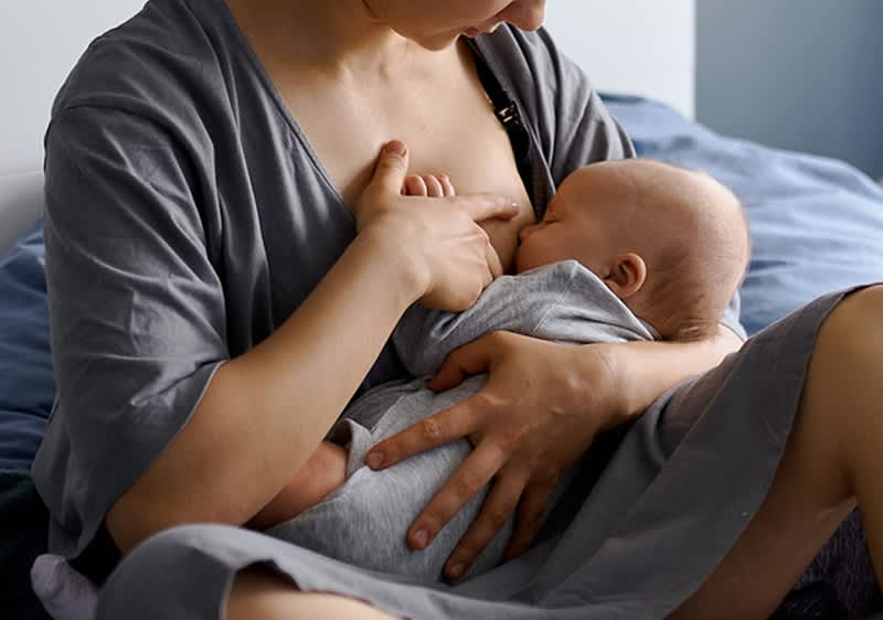 Baby trinkt an der Brust der Mutter