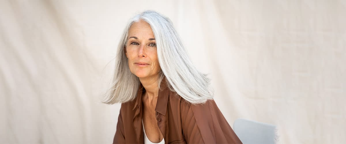 Aeltere Frau mit grauen langen Haaren