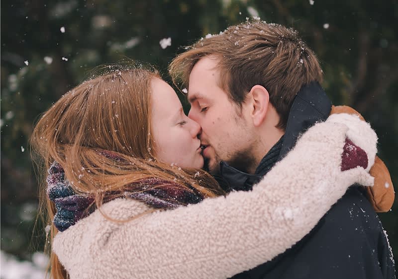 Valentinstag Paar kuesst sich draußen