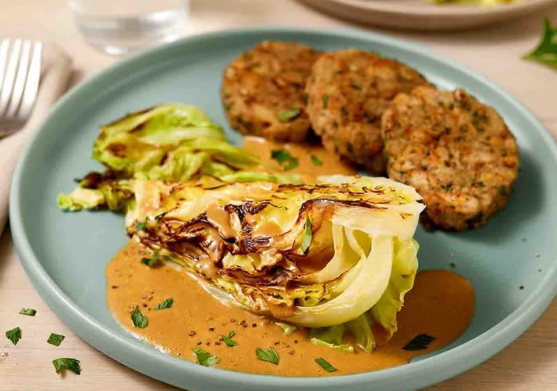 Geschmorte Spitzkohlviertel mit veganer Rahmsauce und nussigen Semmelknödelscheiben