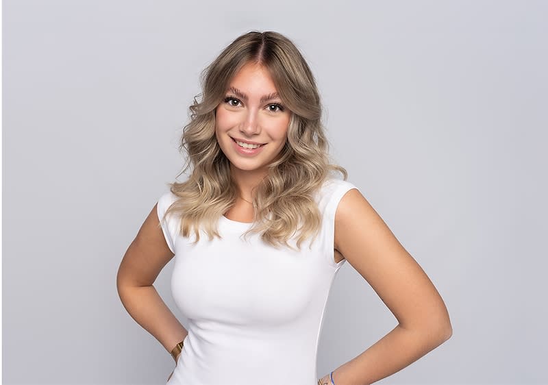 Frau mit schoenen blonden Haaren