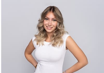 Frau mit schoenen blonden Haaren