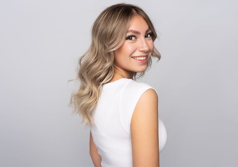 Frau mit schoenen blonden Haaren