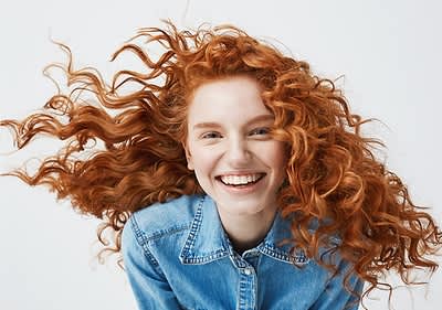 Mädchen mit kupferfarbenes Haar