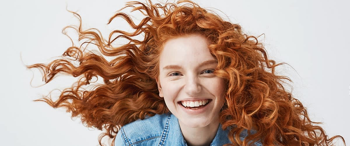 Mädchen mit kupferfarbenes Haar