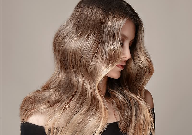 Frau mit dunkelblonden langen Haaren
